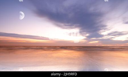 Vista della luna che sorge sul mare con un cielo nuvoloso sopra l'orizzonte di notte. La spiaggia di Torrey Pines, in California, è tranquilla. Maestoso Foto Stock