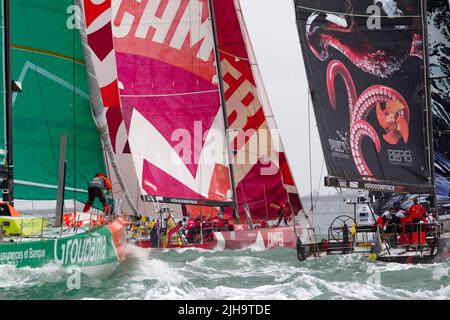 Groupama Sailing Team, a sinistra, Camper con Emirates Team New Zealand e Puma Ocean Racing partono dal porto per la tratta 5 a Itajai, Brasile come parte della Foto Stock