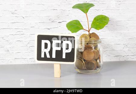 Richiesta di proposta - documento che sollecita la proposta e fatta attraverso un processo di offerta, concetto di testo sulla scheda. Foto Stock