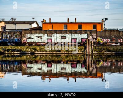 Dettagli del vecchio porto di Strasburgo. Chiatte. Navi. Gru portuali. Vecchi edifici coperti di graffiti. Foto Stock