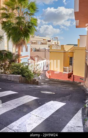 Una strada tortuosa con architettura tradizionale a Santa Cruz de la Palma. Strada tranquilla e vuota in una piccola città turistica europea. Un vicolo stretto in un Foto Stock