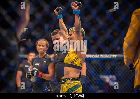 LONG ISLAND, NY - 16 LUGLIO: Amanda Lemos festeggia la sua vittoria nel suo Strawweight Bout delle Donne durante l'evento UFC Fight Night: Ortega contro Rodriguez alla UBS Arena il 16 luglio 2022, a Elmont, New York, Stati Uniti. (Foto di Matt Davies/PxImages) Foto Stock