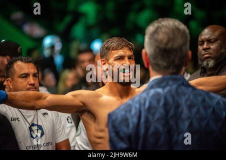 LONG ISLAND, NY - 16 LUGLIO: Yair Rodríguez si prepara a combattere Brian Ortega nel loro "The Featherweight bout" durante l'evento UFC Fight Night: Ortega contro Rodriguez alla UBS Arena il 16 luglio 2022, a Elmont, New York, Stati Uniti. (Foto di Matt Davies/PxImages) Foto Stock