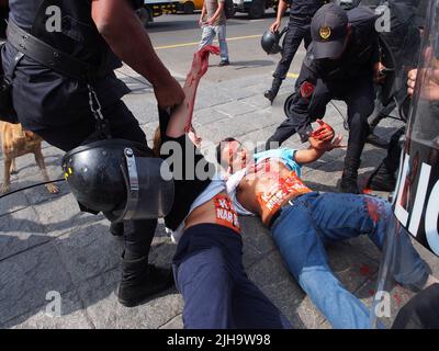 Lima Perù . Maggio 26, Un picchetto di attivisti protestò di fronte al palazzo del governo contro la candidatura di Keiko Fujimori. Un gruppo di donne con vestiti strappati e macchiati con vernice rossa protestato nella piazza principale anche in piazza San Martin, avevano pancartes con lo slogan "mangiare per lo stato Narco" e sono stati sfrattati dalla polizia. Foto Stock