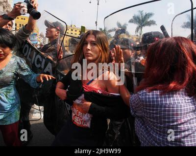 Lima Perù . Maggio 26, Un picchetto di attivisti protestò di fronte al palazzo del governo contro la candidatura di Keiko Fujimori. Un gruppo di donne con vestiti strappati e macchiati con vernice rossa protestato nella piazza principale anche in piazza San Martin, avevano pancartes con lo slogan "mangiare per lo stato Narco" e sono stati sfrattati dalla polizia. Foto Stock