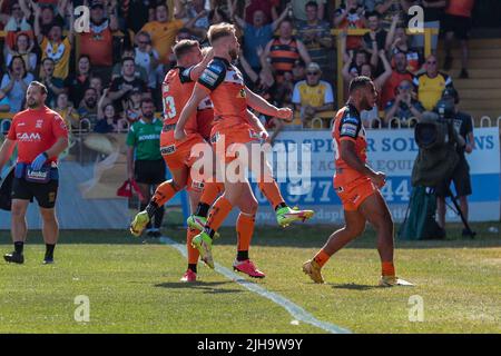 Castleford, Regno Unito. 16th luglio 2022. Castleford festeggia una prova durante la partita della Super League tra Castleford e Warrington Wolves alla Mend-A-Hose Jungle di Castleford, Regno Unito, il 16 luglio 2022. Foto di Simon Hall. Solo per uso editoriale, licenza richiesta per uso commerciale. Nessun utilizzo nelle scommesse, nei giochi o nelle pubblicazioni di un singolo club/campionato/giocatore. Credit: UK Sports Pics Ltd/Alamy Live News Foto Stock