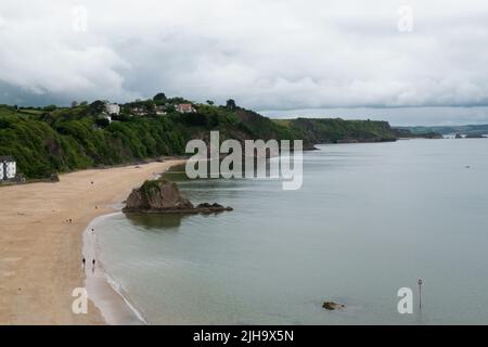 Una vista lungo la spiaggia di Tenby North Sands da Tenby Foto Stock