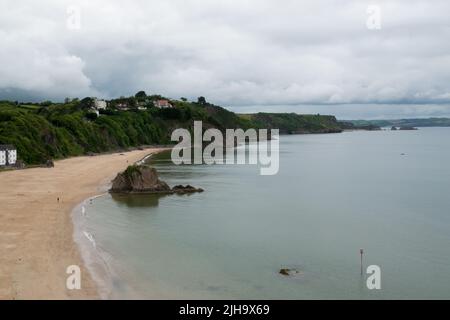 Una vista lungo la spiaggia di Tenby North Sands da Tenby Foto Stock