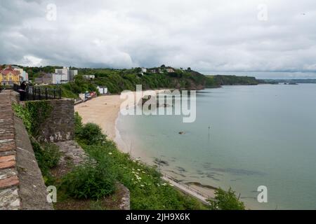 Una vista lungo la spiaggia di Tenby North Sands da Tenby Foto Stock