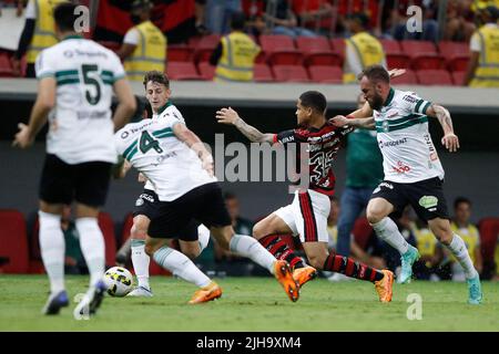 Brasilia, Brasile. 07th Apr 2021. Joao Gomes do Flamengo circondato dai giocatori di Coritiba, durante la partita tra Flamengo e Coritiba, per il round 17th del Campeonato Brasileiro Serie A 2022 all'Estadio Mane Garrincha, sabato 16. 30761 (Adalberto Marques/SPP) Credit: SPP Sport Press Photo. /Alamy Live News Foto Stock