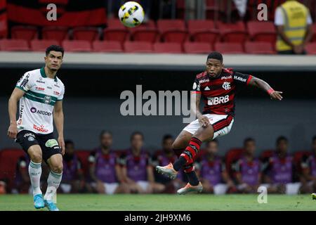 Brasilia, Brasile. 07th Apr 2021. Marinho do Flamengo ed Egidio do Coritiba, durante la partita tra Flamengo e Coritiba, per il round 17th del Campeonato Brasileiro Serie A 2022 all'Estadio Mane Garrincha, sabato 16. 30761 (Adalberto Marques/SPP) Credit: SPP Sport Press Photo. /Alamy Live News Foto Stock