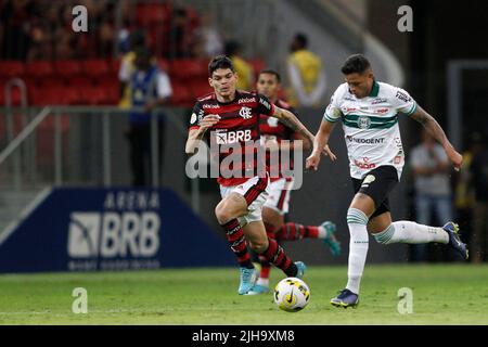 Brasilia, Brasile. 07th Apr 2021. Gustavo Henrique do Flamengo contesta l’offerta con la Val do Coritiba, durante la partita tra Flamengo e Coritiba, per il 17th round del Campeonato Brasileiro serie A 2022 all’Estadio Mane Garrincha, questo sabato 16. 30761 (Adalberto Marques/SPP) Credit: SPP Sport Press Photo. /Alamy Live News Foto Stock