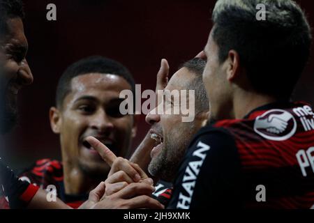 Brasilia, Brasile. 13th giugno 2019. Diego do Flamengo festeggia il suo traguardo durante una partita tra Flamengo e Coritiba, per il round 17th del Campeonato Brasileiro Serie A 2022 all'Estadio Mane Garrincha, sabato 16. 30761 (Adalberto Marques/SPP) Credit: SPP Sport Press Photo. /Alamy Live News Foto Stock