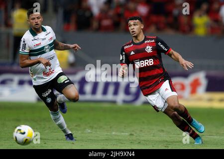 Brasilia, Brasile. 07th Apr 2021. Victor Hugo do Flamengo contesta la gara con la Val do Coritiba, durante la partita tra Flamengo e Coritiba, per il 17th round del Campeonato Brasileiro Serie A 2022 all’Estadio Mane Garrincha, sabato 16. 30761 (Adalberto Marques/SPP) Credit: SPP Sport Press Photo. /Alamy Live News Foto Stock