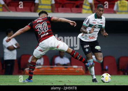 Brasilia, Brasile. 07th Apr 2021. Pablo do Flamengo contesta l’offerta con Alef Manga do Coritiba, durante la partita tra Flamengo e Coritiba, per il round 17th del Campeonato Brasileiro serie A 2022 all’Estadio Mane Garrincha, questo sabato 16. 30761 (Adalberto Marques/SPP) Credit: SPP Sport Press Photo. /Alamy Live News Foto Stock