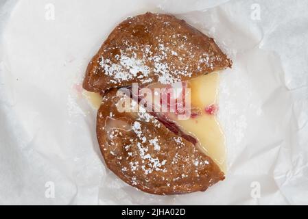 Vista dall'alto di un dessert appagante composto da burro di arachidi fritto e sandwich di gelatina ricoperti di zucchero in polvere. Foto Stock