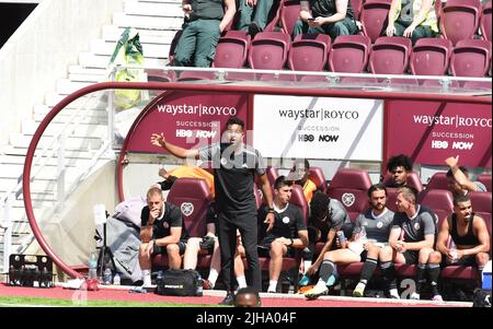 Tynecastle Park, Edinburgh.Scotland UK.16th July 22 Hearts vs Crawley Town. Adatto per la stagione precedente. Crawley Town Manager Kevin Betsy Credit: eric mccowat/Alamy Live News Foto Stock