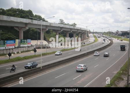 salvador, bahia, brasile - 11 aprile 2022: La costruzione di una linea metropolitana unisce l'autostrada BR 324 nella città di Salvador. Foto Stock