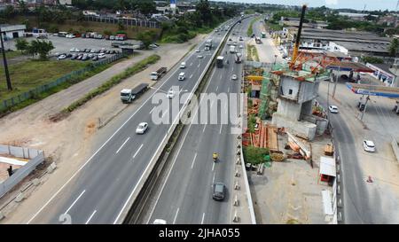 salvador, bahia, brasile - 11 aprile 2022: La costruzione di una linea metropolitana unisce l'autostrada BR 324 nella città di Salvador. Foto Stock