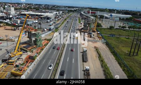 salvador, bahia, brasile - 11 aprile 2022: La costruzione di una linea metropolitana unisce l'autostrada BR 324 nella città di Salvador. Foto Stock