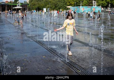 Mosca, Russia. 16th luglio 2022. Una ragazza suona ad una fontana durante il fine settimana a Mosca, Russia, il 16 luglio 2022. Credit: Bai Xueqi/Xinhua/Alamy Live News Foto Stock