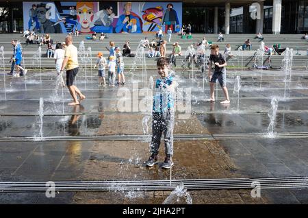 Mosca, Russia. 16th luglio 2022. I bambini giocano a una fontana durante il fine settimana a Mosca, Russia, il 16 luglio 2022. Credit: Bai Xueqi/Xinhua/Alamy Live News Foto Stock