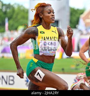 EUGENE, STATI UNITI - LUGLIO 16: Elaine Thompson-Herah della Giamaica che gareggia sui 100 metri delle donne durante i campionati mondiali di atletica il 16 luglio 2022 ad Eugene, Stati Uniti (Foto di Andy Astfalck/Agenzia BSR) Atletiekunie Foto Stock