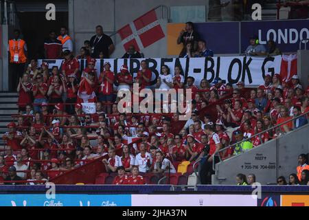 Londra, Regno Unito. 16th luglio 2022. Tifosi (Danimarca Donne) durante la partita UEFA Women s Euro England 2022 tra Danimarca 0-1 Spagna al Brentford Community Stadium il 16 2022 luglio a Londra Inghilterra. Credit: Maurizio Borsari/AFLO/Alamy Live News Foto Stock