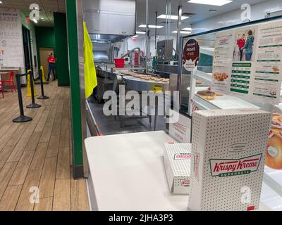 La linea di produzione di ciambelle Krispy Kreme Foto Stock