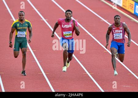 EUGENE, STATI UNITI - LUGLIO 16: Akani Simbine del Sudafrica, Fred Kerley degli Stati Uniti, Marvin Bracy degli Stati Uniti che gareggiano sui 100 metri degli uomini durante i campionati mondiali di atletica il 16 luglio 2022 ad Eugene, Stati Uniti (Foto di Andy Astfalck/BSR Agency) Atletiekunie Foto Stock