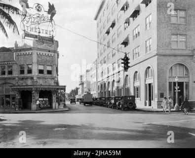 Kettler Theatre e Citizens Bank Building visto a sud lungo Narcissus Avenue dall'angolo di Clematis Street nel centro di West Palm Beach, Florida, nel 1927. (USA) Foto Stock