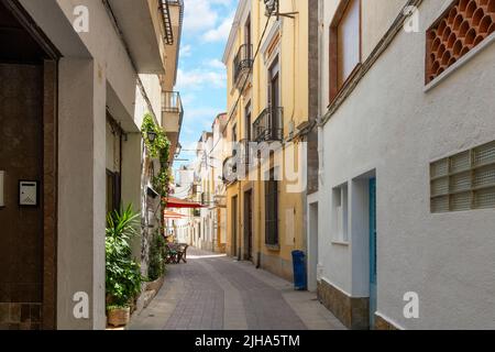 Le pittoresche strade e vicoli della città balneare di Tossa de Mar, in Spagna, sulla Costa Brava, lungo il Mar Mediterraneo. Foto Stock