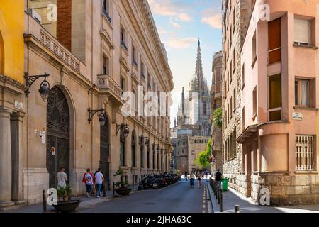 Vista della torre e delle guglie della cattedrale gotica di Barcellona di Santa Eulalia nel quartiere Gotico, El Born quartiere di Barcellona, Spagna. Foto Stock