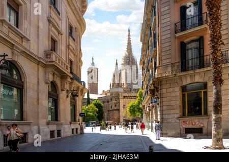 Vista della torre e delle guglie della cattedrale gotica di Barcellona di Santa Eulalia nel quartiere Gotico, El Born quartiere di Barcellona, Spagna. Foto Stock