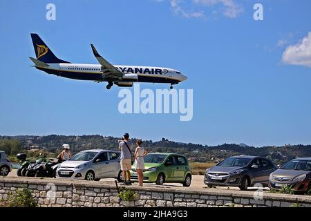 KANONI, CORFU, GRECIA - 13 SETTEMBRE 2017 aereo Ryanair atterra all'aeroporto di Corfù Ioannis Kapodistrias sopra auto parcheggiate e turisti Foto Stock