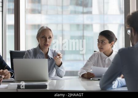 Colloquio di lavoro tra team HR e capo senior femminile Foto Stock