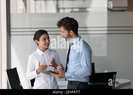 Due responsabili diversi hanno coinvolto in formale vestito discutere il progetto di business Foto Stock