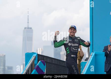 NEW YORK, NY - 16 LUGLIO: Nick Cassidy, vincitore del primo posto dell'Envision Racing, ha alzato il pugno alla cerimonia del podio durante il Campionato ABB FIA Formula e, New York City e-Prix Season 8 Round 11, il 16 luglio 2022 nel quartiere di Brooklyn a New York. Credit: Ron Adar/Alamy Live News Foto Stock