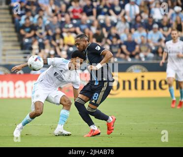 Chester, Pennsylvania, Stati Uniti. 16 luglio 2022: 16 luglio 2022, Chester PA-New England Revolution player, DYLAN BORRERO (27) spingendo la palla in campo contro JOSE MARTINEZ (8) a Subaru Park (Credit Image: © Ricky Fitchett/ZUMA Press Wire) Credit: ZUMA Press, Inc./Alamy Live News Foto Stock