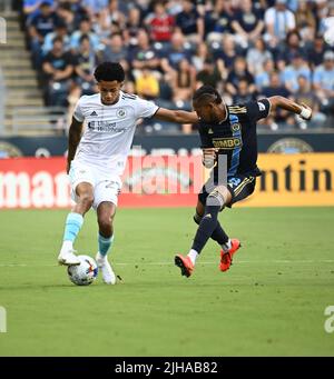 Chester, Pennsylvania, Stati Uniti. 16 luglio 2022: 16 luglio 2022, Chester PA-New England Revolution player, DYLAN BORRERO (27) spingendo la palla in campo contro JOSE MARTINEZ (8) a Subaru Park (Credit Image: © Ricky Fitchett/ZUMA Press Wire) Credit: ZUMA Press, Inc./Alamy Live News Foto Stock