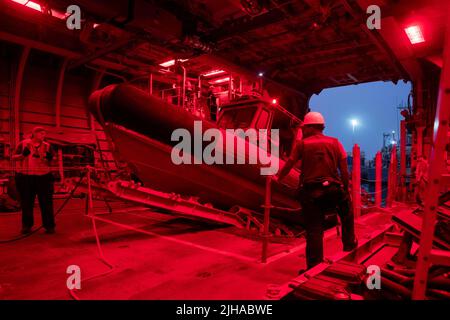 Bahrein. 11th luglio 2022. I marinai assegnati alla Comandante Task Force (CTF) 52 praticano la conduzione di operazioni di contromisura delle miniere a bordo di una barca gonfiabile a scafo rigido con marinai a bordo della nave da combattimento litoranea variante Freedom USS Sioux City (LCS 11) mentre si trovano al piano Naval Support Activity Bahrain. Sioux City viene distribuita nell'area operativa della flotta USA 5th per garantire la sicurezza e la stabilità marittima nella regione del Medio Oriente. Credit: U.S. Navy/ZUMA Press Wire Service/ZUMAPRESS.com/Alamy Live News Foto Stock