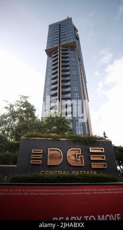 Edge Central Pattaya un alto progetto condominiale Thanon Pattayasaisong Third Road Pattaya Thailandlooking up Foto Stock