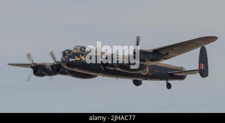 RAF Fairford, Gloucestershire, Inghilterra, 16 luglio 2022. RIAT 2022 Flypassato di Avro Lancaster 1 della Battaglia del volo commemorativo della Gran Bretagna, con base a RAF Coningsby. Credit: Malcolm Park/Alamy Foto Stock