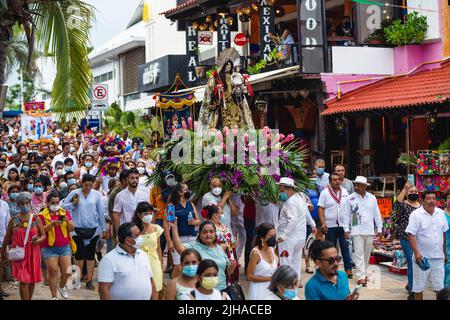 16 luglio 2022, Playa del Carmen, Città del Messico, Messico: 16 luglio, 2022, Playa del Carmen, Messico: La gente partecipa ad una processione come parte delle celebrazioni della Vergine del Carmen, patrona della città di Playa del Carmen, nello stato di Quintana Roo, come ogni anno, I residenti della regione svolgono questa celebrazione in occasione del giorno della Vergine del Carmen, il 16 luglio 2022 a Playa del Carmen, Messico. (Credit Image: © Natalia Pescador/eyepix via ZUMA Press Wire) Foto Stock