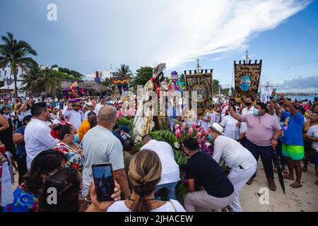 16 luglio 2022, Playa del Carmen, Città del Messico, Messico: 16 luglio, 2022, Playa del Carmen, Messico: La gente partecipa ad una processione come parte delle celebrazioni della Vergine del Carmen, patrona della città di Playa del Carmen, nello stato di Quintana Roo, come ogni anno, I residenti della regione svolgono questa celebrazione in occasione del giorno della Vergine del Carmen, il 16 luglio 2022 a Playa del Carmen, Messico. (Credit Image: © Natalia Pescador/eyepix via ZUMA Press Wire) Foto Stock