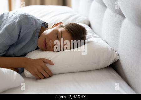 Donna che dorme su cuscino ortopedico morbido primo piano Foto Stock