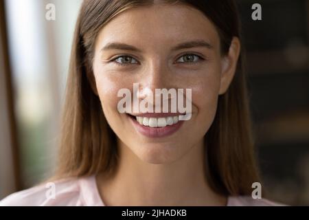 Vista frontale primo piano felice bella giovane donna volto Foto Stock