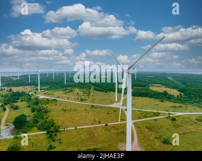 Vista aerea della fattoria di mulino a vento offshore, mulini a vento isolati Foto Stock