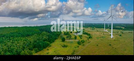 Vista aerea della fattoria di mulino a vento offshore, mulini a vento isolati Foto Stock