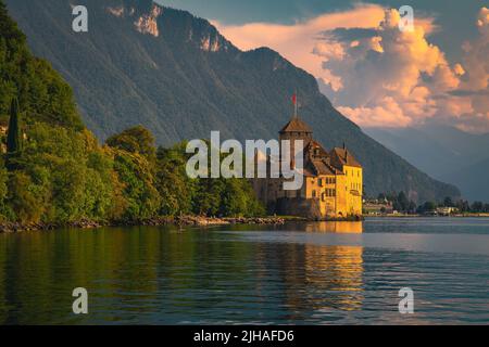 Destinazione turistica e turistica svizzera, castello di Chillon sulla riva del lago di Ginevra al tramonto, Montreux, Svizzera, Europa Foto Stock